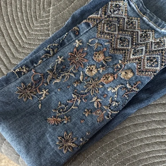 CHARLIE B Blue Jeans with Floral Embroidery - Picture 3 of 4